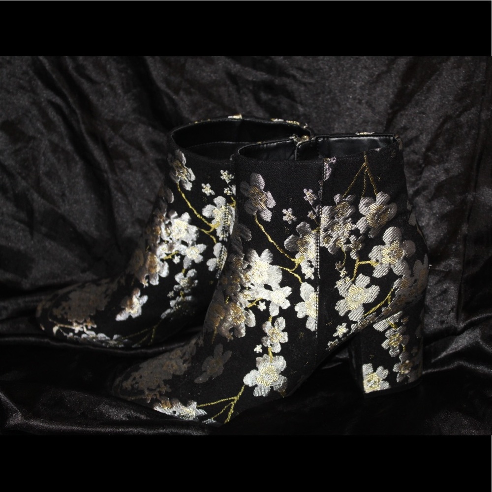 Karl lagerfeld embroidered Edith heels